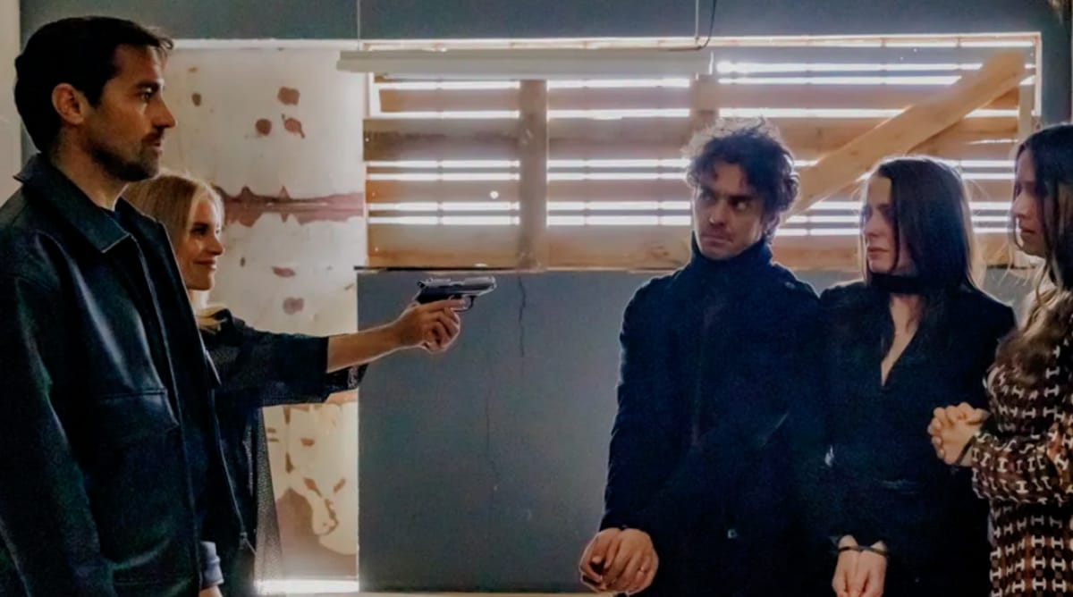 Reféns ameaçados por Amanda e Vicente em armazém na novela A Herança da SIC