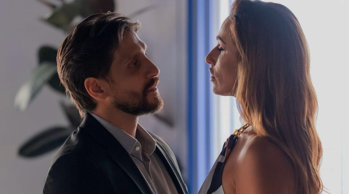 Cobra conversa com Maria de Fátima na cabana em Terra Forte