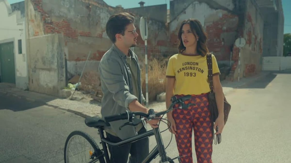 Melanie tenta esconder cocaína quando André bate à porta na novela Amor à Prova