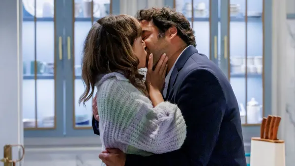 Hoje em A Promessa: Laura e Miguel beijam-se