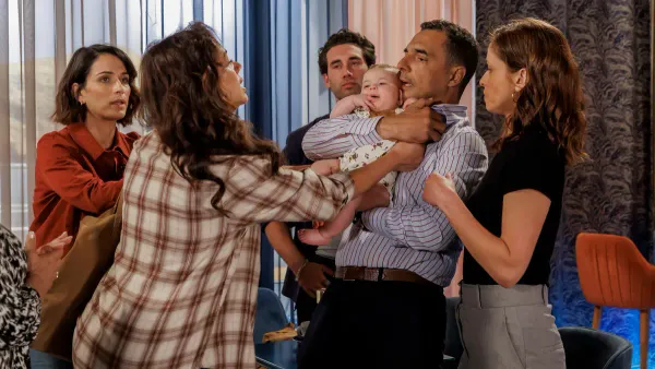 'Senhora do Mar'. Alex reecontra Joana e provoca-a: "A bebé é minha filha e eu falo como eu quiser!"