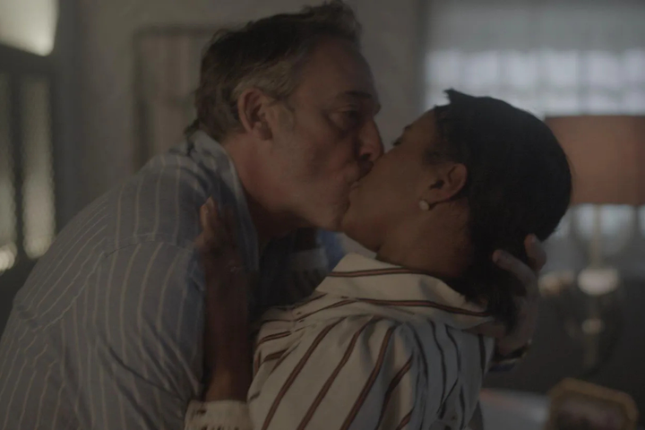 Miguel e Daniela beijam-se às escondidas durante festa em 'A Fazenda'