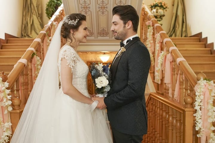 Eis o final da 1.ª Temporada de Hold My Hand: Cenk e Azra ficam juntos