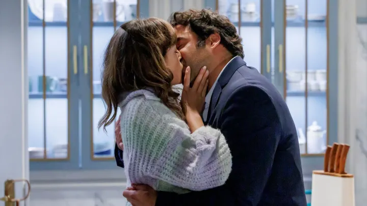 Hoje em A Promessa: Laura e Miguel beijam-se