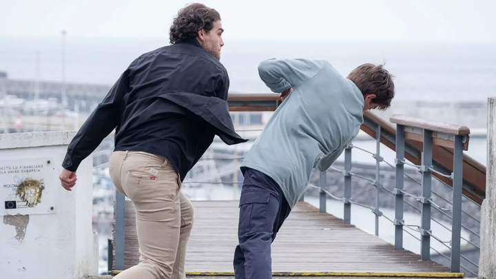 Alberto agride David e despede-o em fúria em 'Senhora do Mar'